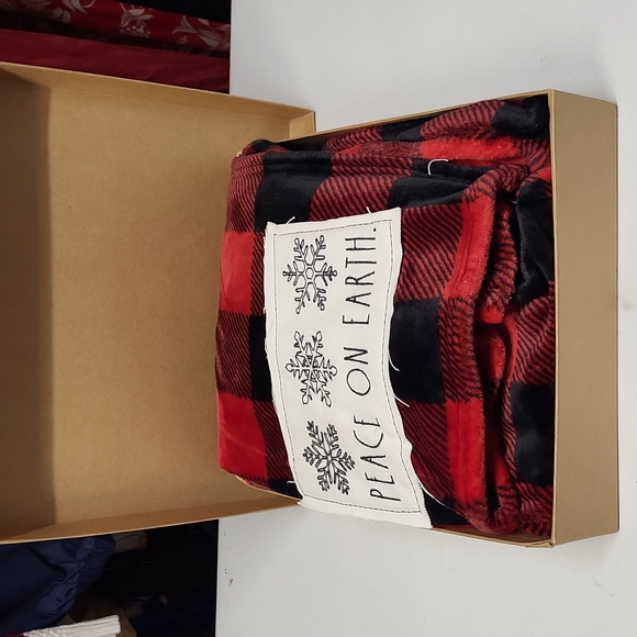 Rae Dunn Christmas Holiday Buffalo Plaid Fleece Throw Blanket Red Black 50 X 60" - Picture 6 of 8